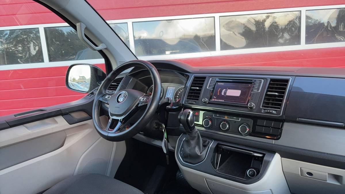 Volkswagen Transporter Volkswagen Transporter 2.0 TDI L2H1 DC Highline AUTOMAAT / 5 PERS / FULL LED / CARPLAY / NAVI / AIRCO / PDC / BLUETOOTH / ACC / NL-AUTO
