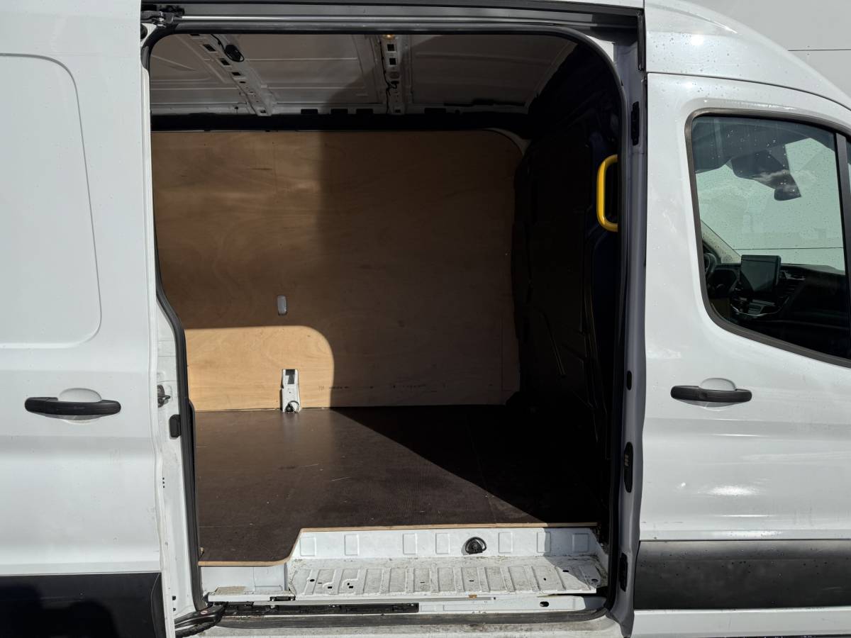 Ford E-Transit Ford e-Transit 68kWh 184PK L3H2 317km WLTP BEV Snelladen 360° Camera Cruise control Climate control Carplay Navigatie Parkeersensoren