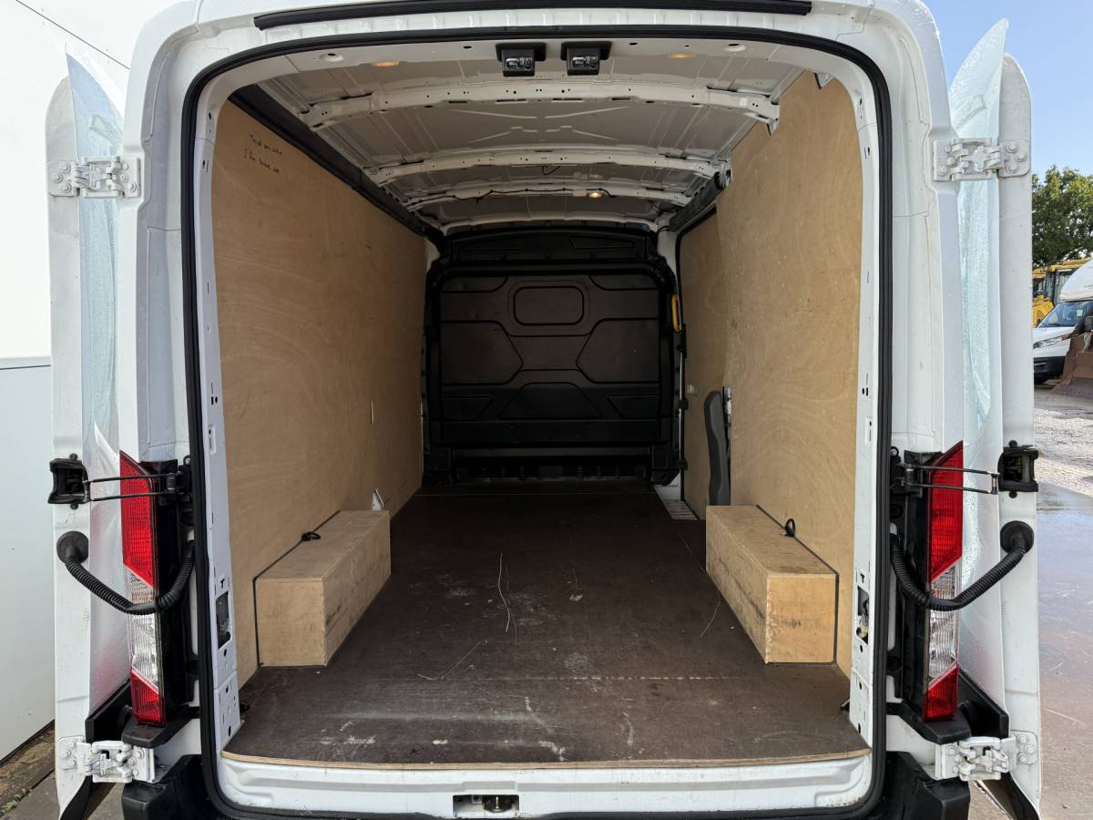 Ford E-Transit Ford e-Transit 68kWh 184PK L3H2 317km WLTP BEV Snelladen 360° Camera Cruise control Climate control Carplay Navigatie Parkeersensoren