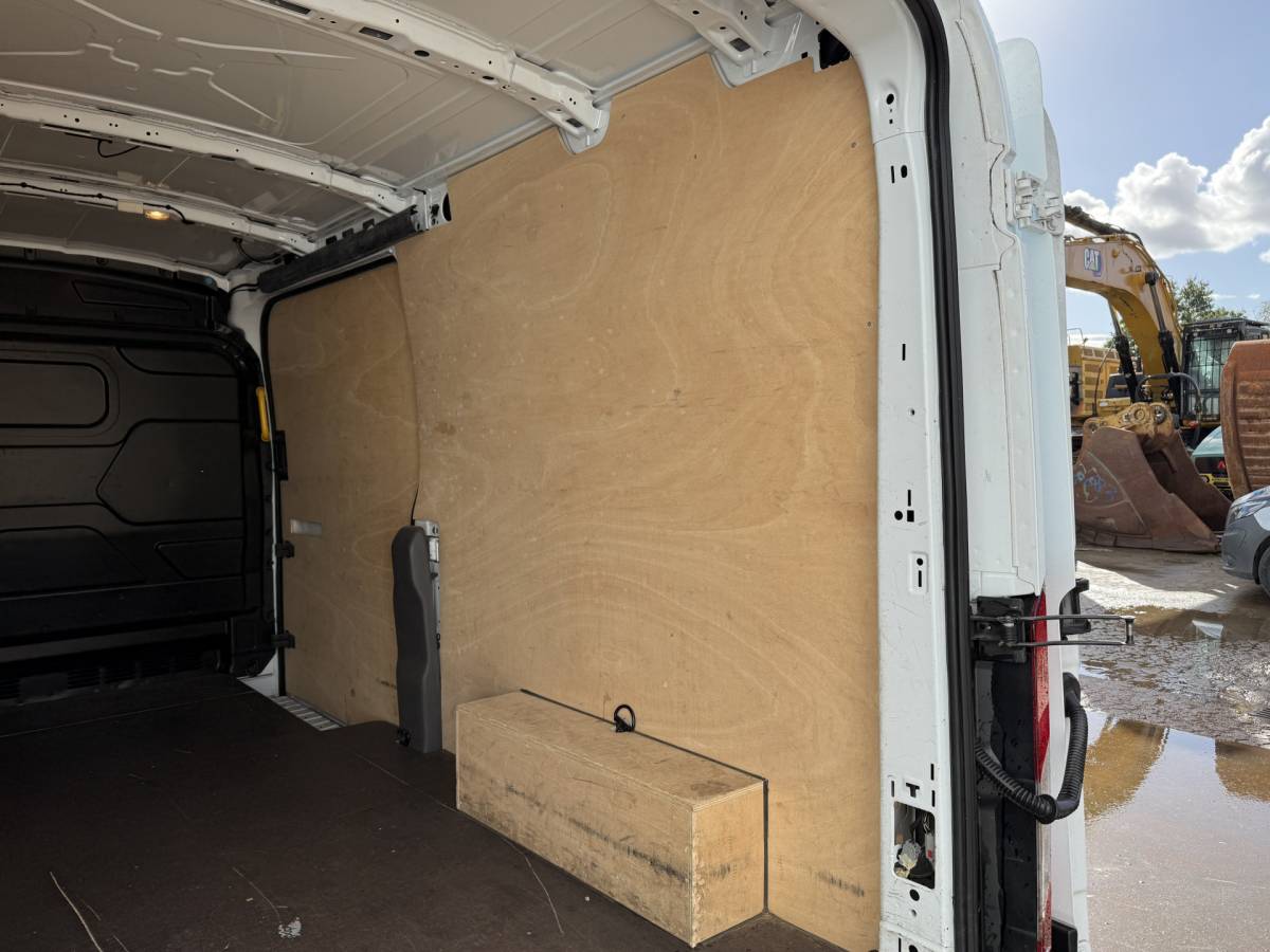 Ford E-Transit Ford e-Transit 68kWh 184PK L3H2 317km WLTP BEV Snelladen 360° Camera Cruise control Climate control Carplay Navigatie Parkeersensoren