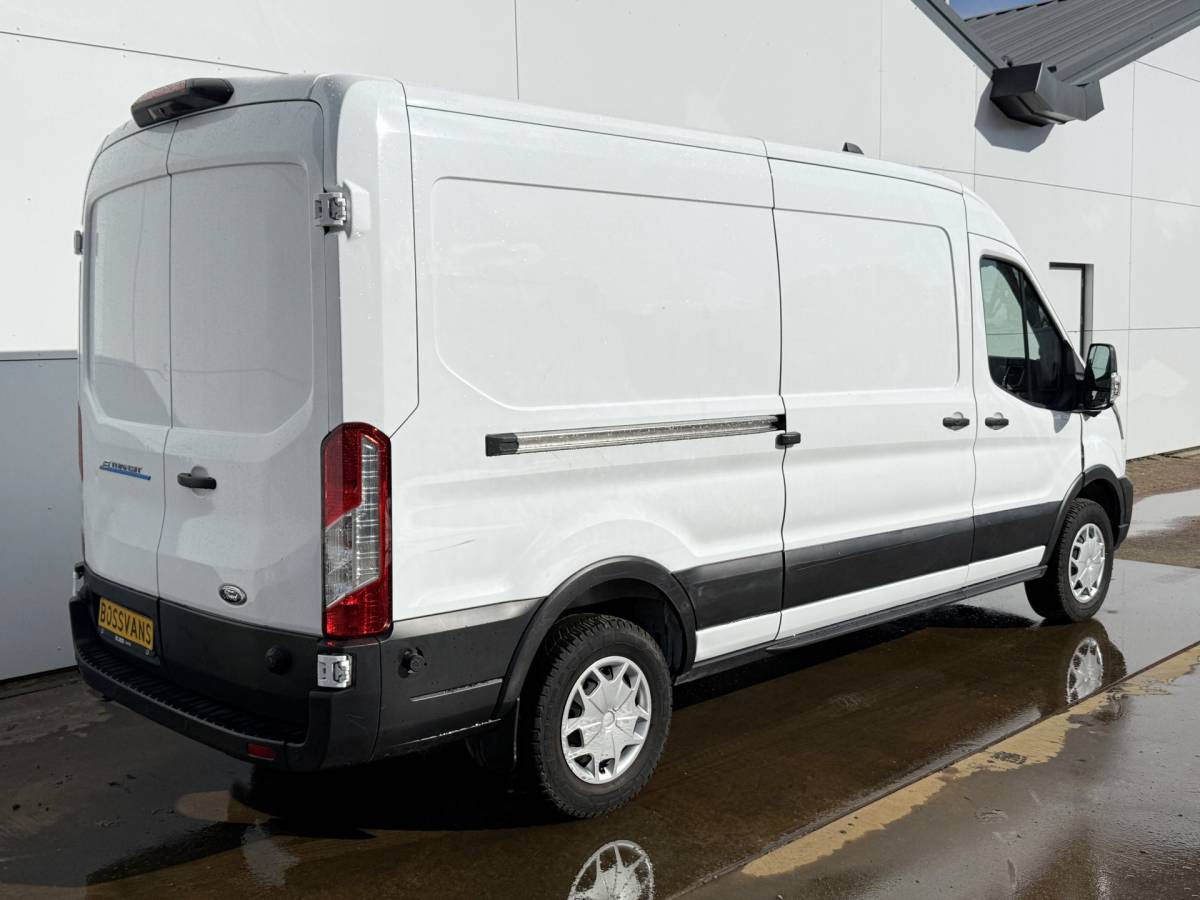 Ford E-Transit Ford e-Transit 68kWh 184PK L3H2 317km WLTP BEV Snelladen 360° Camera Cruise control Climate control Carplay Navigatie Parkeersensoren