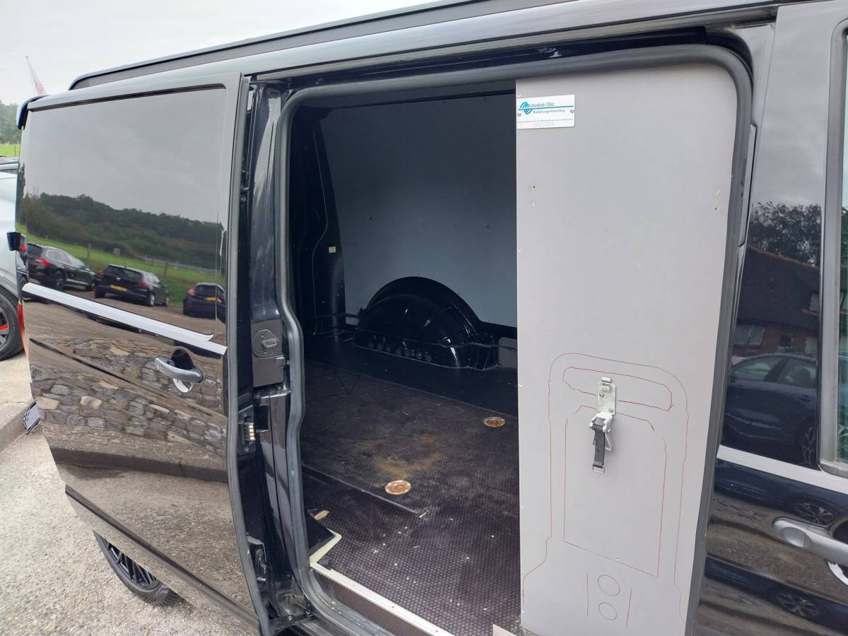 Volkswagen Transporter Volkswagen Transporter 2.0 TDI 150 PK L2H1 NAVI CRUISE AIRCO 20 INCH TREKHAAK