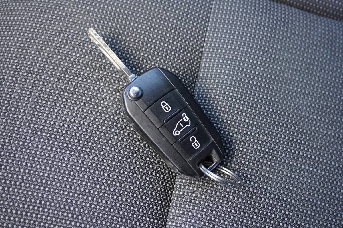 Peugeot Partner Peugeot Partner 1.6 BlueHDI Premium | 3 Zitter | Airco | 2020 | Nw Model | Vol opties | Inruil mogelijk