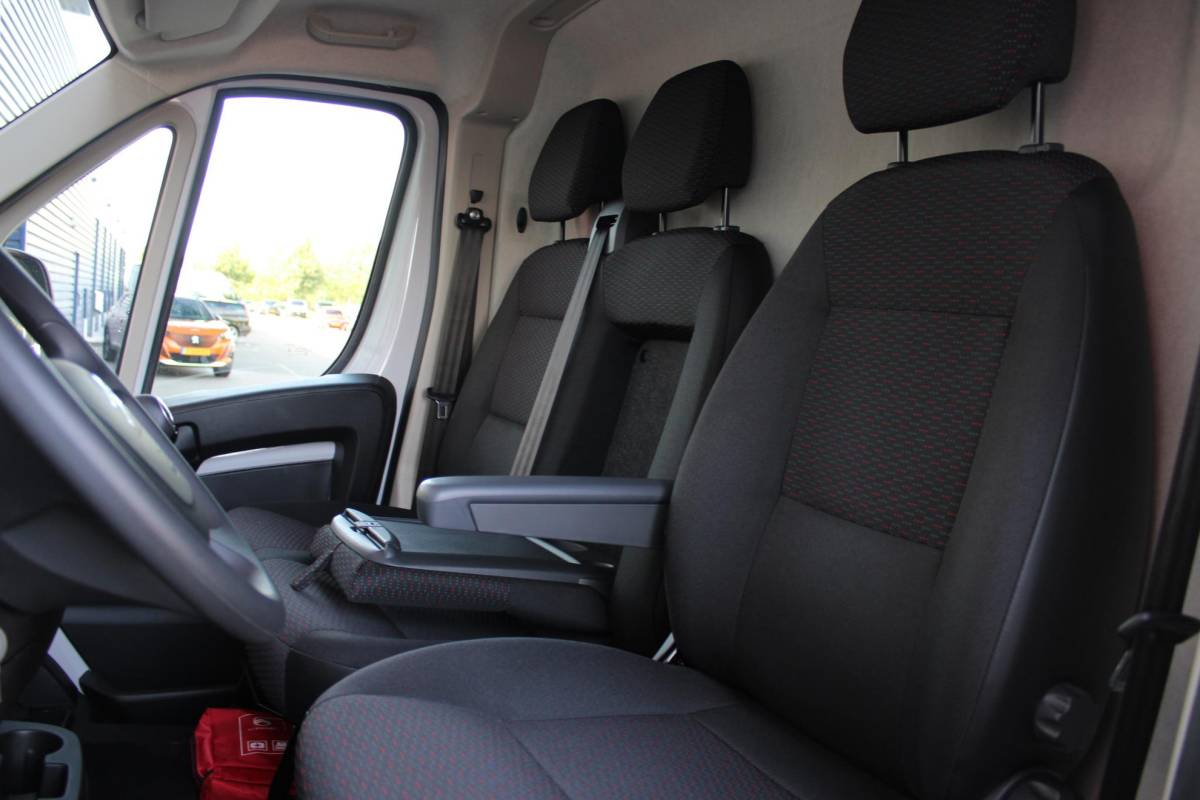 Citroën Jumper Citroen Jumper 2.2 BlueHDi 120PK L2H2 3.0t 3-ZITS | APPLE CARPLAY/ANDROID AUTO | PARK SENSOREN | CRUISE | AIRCO | TREKHAAK | ALL SEASON BANDEN |