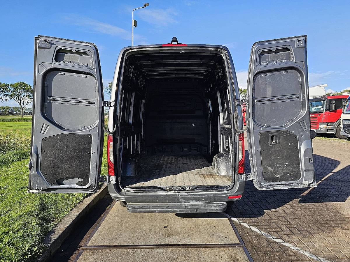 Mercedes-Benz Sprinter MERCEDES-BENZ SPRINTER 315 L2H2 LED Mbux Camera 150Pk RWD-Achterwielaandrijving BPM-Vrij Lm-Velgen!