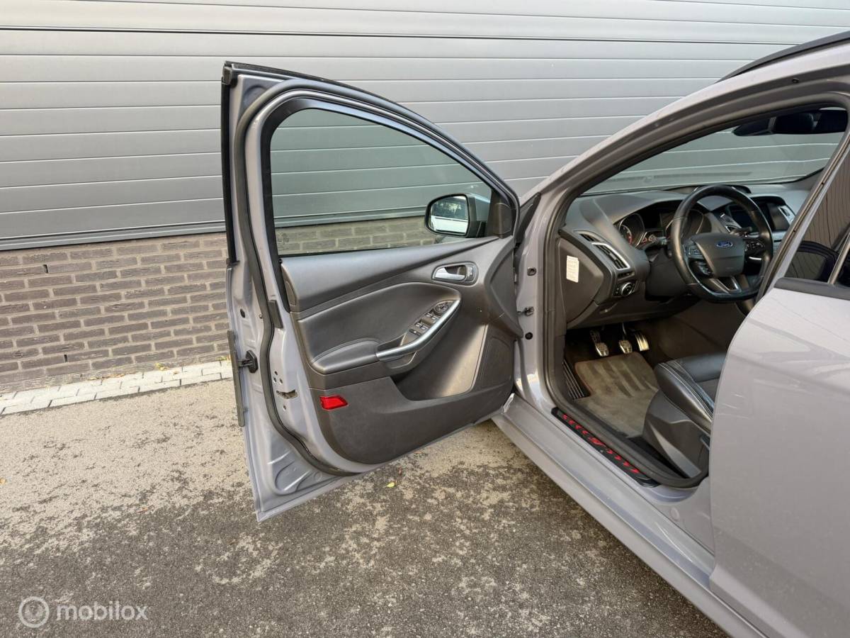 Ford Focus Ford Focus Wagon 2.0 ST TOPSTAAT! RECARO*CLIMA*CARPLAY*19INCH*CAMERA*VOL!!