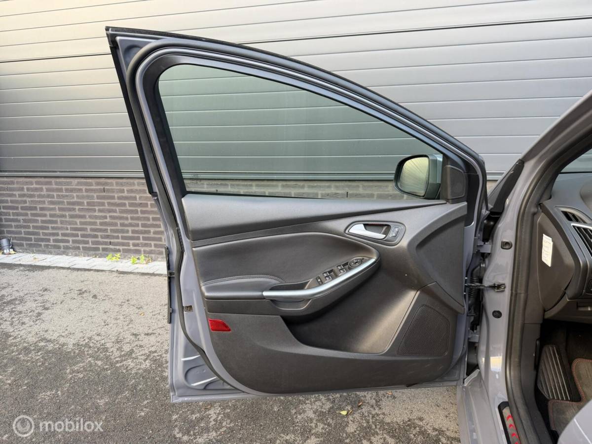 Ford Focus Ford Focus Wagon 2.0 ST TOPSTAAT! RECARO*CLIMA*CARPLAY*19INCH*CAMERA*VOL!!