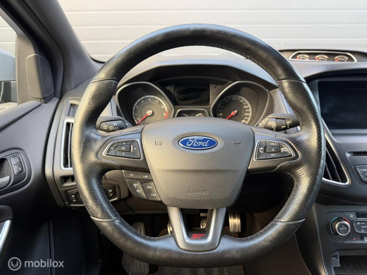 Ford Focus Ford Focus Wagon 2.0 ST TOPSTAAT! RECARO*CLIMA*CARPLAY*19INCH*CAMERA*VOL!!