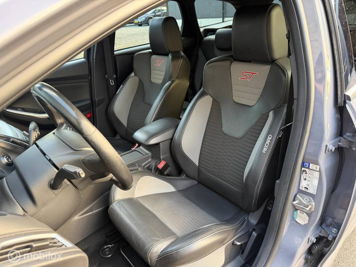 Ford Focus Ford Focus Wagon 2.0 ST TOPSTAAT! RECARO*CLIMA*CARPLAY*19INCH*CAMERA*VOL!!