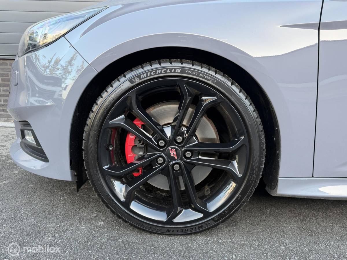 Ford Focus Ford Focus Wagon 2.0 ST TOPSTAAT! RECARO*CLIMA*CARPLAY*19INCH*CAMERA*VOL!!