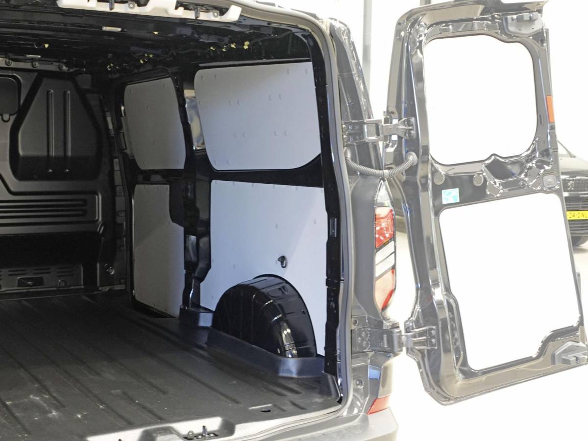 Ford Transit Custom Ford Transit Custom 300 2.0 TDCI L2H1 Trend Nieuw Model Automaat Airco Navigatie Cruise Control Camera Trekhaak