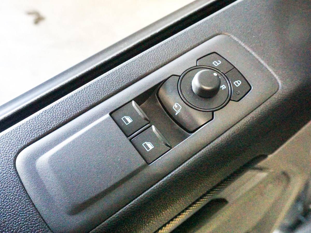 Ford Transit Custom Ford Transit Custom 300 2.0 TDCI L2H1 Trend Nieuw Model Automaat Airco Navigatie Cruise Control Camera Trekhaak