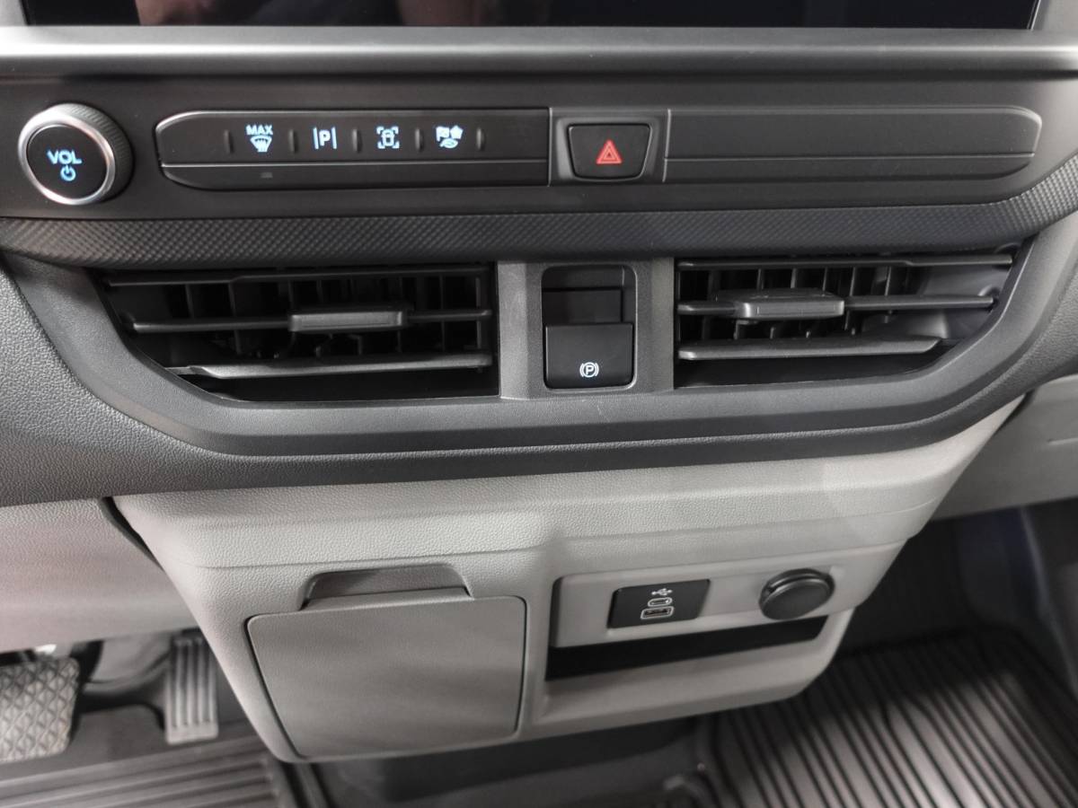 Ford Transit Custom Ford Transit Custom 300 2.0 TDCI L2H1 Trend Nieuw Model Automaat Airco Navigatie Cruise Control Camera Trekhaak
