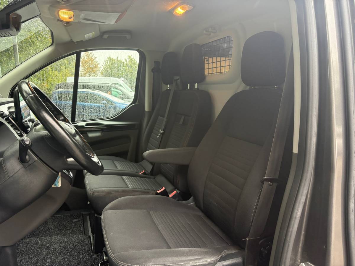 Ford Transit Custom Ford Transit Custom 300 2.0 TDCI L2H2 Limited 170PK|AUTOMAAT|airco|cruise|achteruitrijcamera|apple carplay|trekhaak|stoelverwarmin