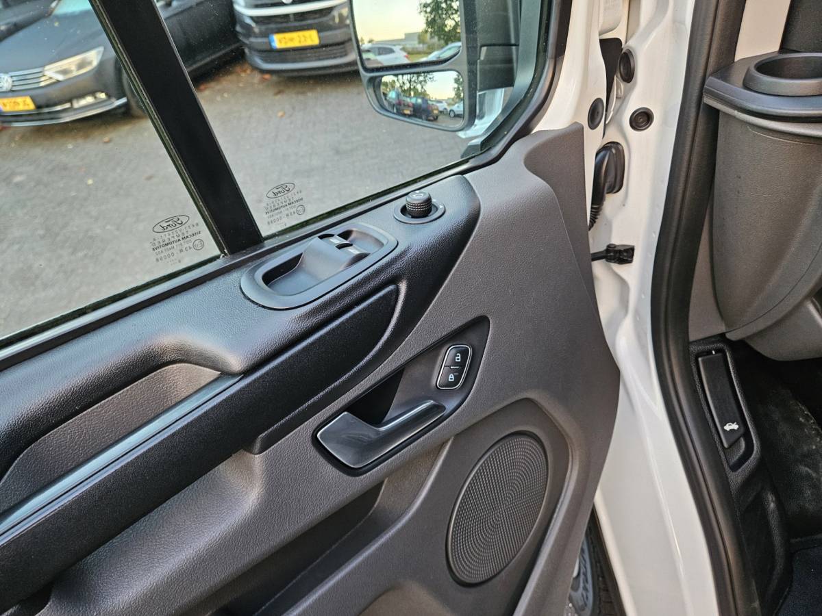 Ford Transit Custom Ford TRANSIT CUSTOM 300 2.0 TDCI L2H1 Trend Trekhaak! 3-Zitplaatsen! 131PK! Mooie/Nette Bus! Airco!