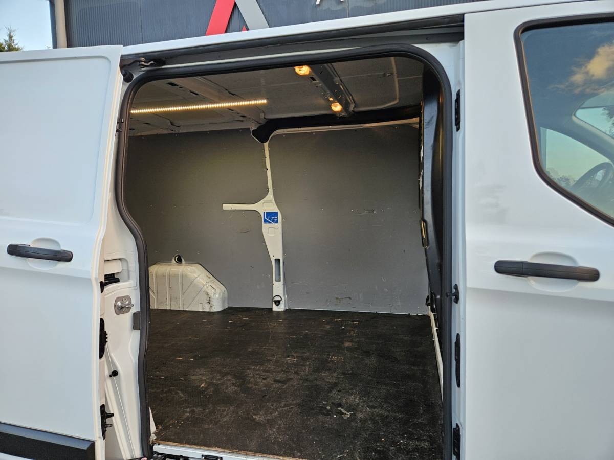 Ford Transit Custom Ford TRANSIT CUSTOM 300 2.0 TDCI L2H1 Trend Trekhaak! 3-Zitplaatsen! 131PK! Mooie/Nette Bus! Airco!