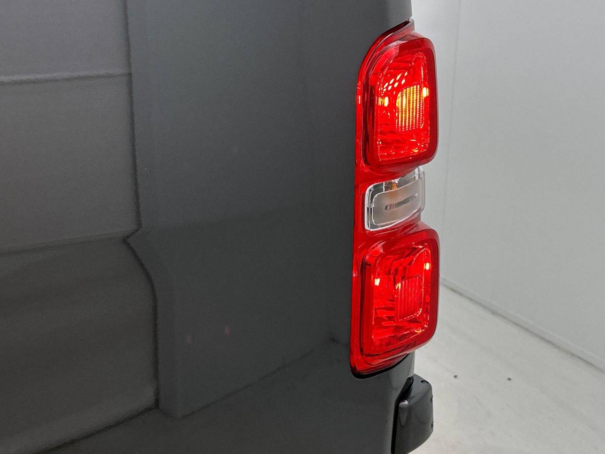 Opel Vivaro Opel Vivaro 2.0 180PK L3 Automaat Dubbele Cabine 2 schuifdeuren Android Auto/Apple CarPlay Navigatie Keyless Entry&Start Climate Control Camera Cruise Control Houten afwerking laadruimte Trekhaak lichtmetalen velgen