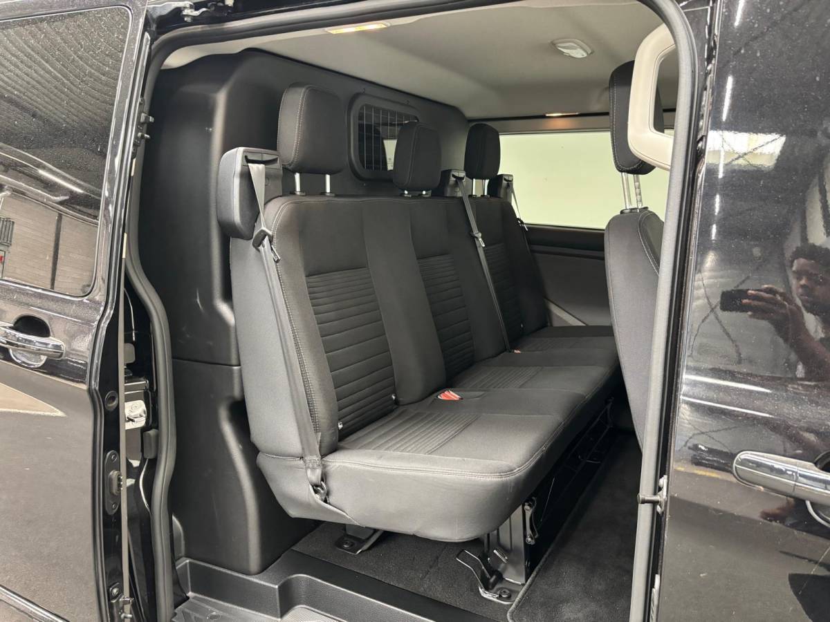 Ford Transit Custom Ford Transit Custom 300 2.0 TDCI L2H1 Limited Dubbele Cabine Automaat Navi Airco 2 Schuifdeuren Trekhaak Parkeersensoren Carplay