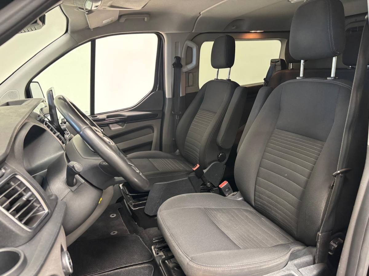 Ford Transit Custom Ford Transit Custom 300 2.0 TDCI L2H1 Limited Dubbele Cabine Automaat Navi Airco 2 Schuifdeuren Trekhaak Parkeersensoren Carplay