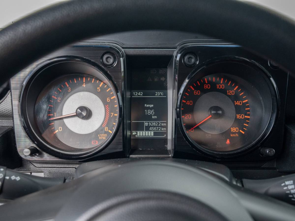 Suzuki Jimny Suzuki Jimny 1.5 Professional Allgrip | Navigatie + Camera |Trekhaak |4X4 | Stoelverwarming | NL AUTO | Cruise controle |