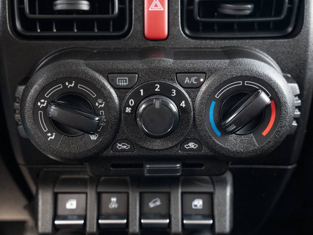 Suzuki Jimny Suzuki Jimny 1.5 Professional Allgrip | Navigatie + Camera |Trekhaak |4X4 | Stoelverwarming | NL AUTO | Cruise controle |