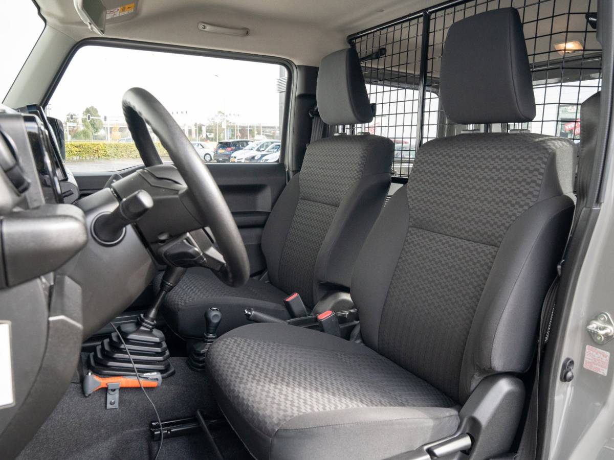 Suzuki Jimny Suzuki Jimny 1.5 Professional Allgrip | Navigatie + Camera |Trekhaak |4X4 | Stoelverwarming | NL AUTO | Cruise controle |