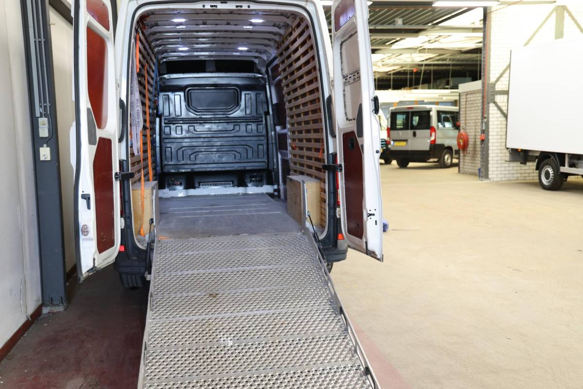 Volkswagen Crafter Volkswagen Crafter 35 2.0 TDI L4H3 AUTOMAAT OPRIJPLAAT TREKHAAK