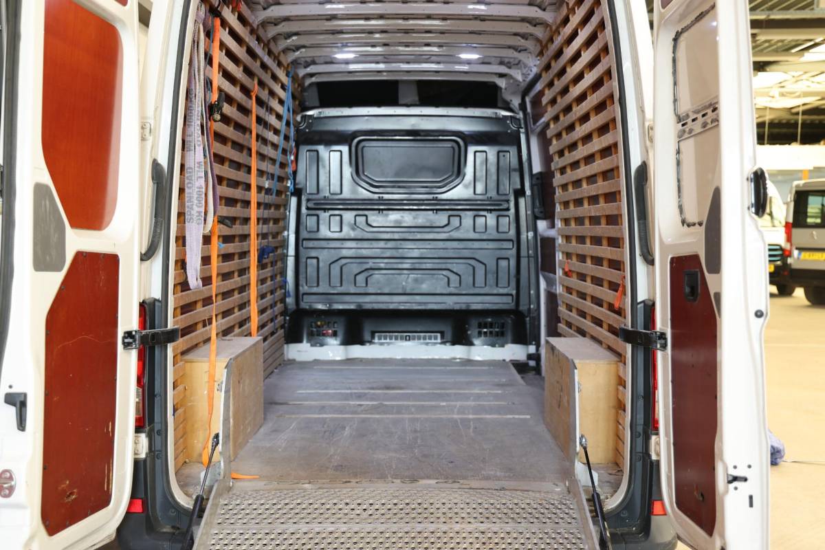 Volkswagen Crafter Volkswagen Crafter 35 2.0 TDI L4H3 AUTOMAAT OPRIJPLAAT TREKHAAK
