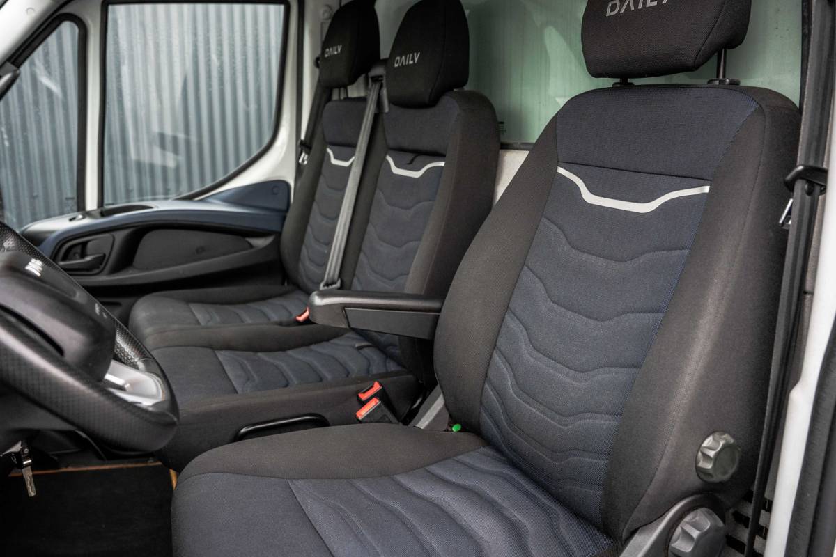 Iveco Daily Iveco Daily 35C18 | Bakwagen met laadklep | N1 | Automaat | Trekhaak | Cruise | 180PK | Euro 6 | Climatronic |