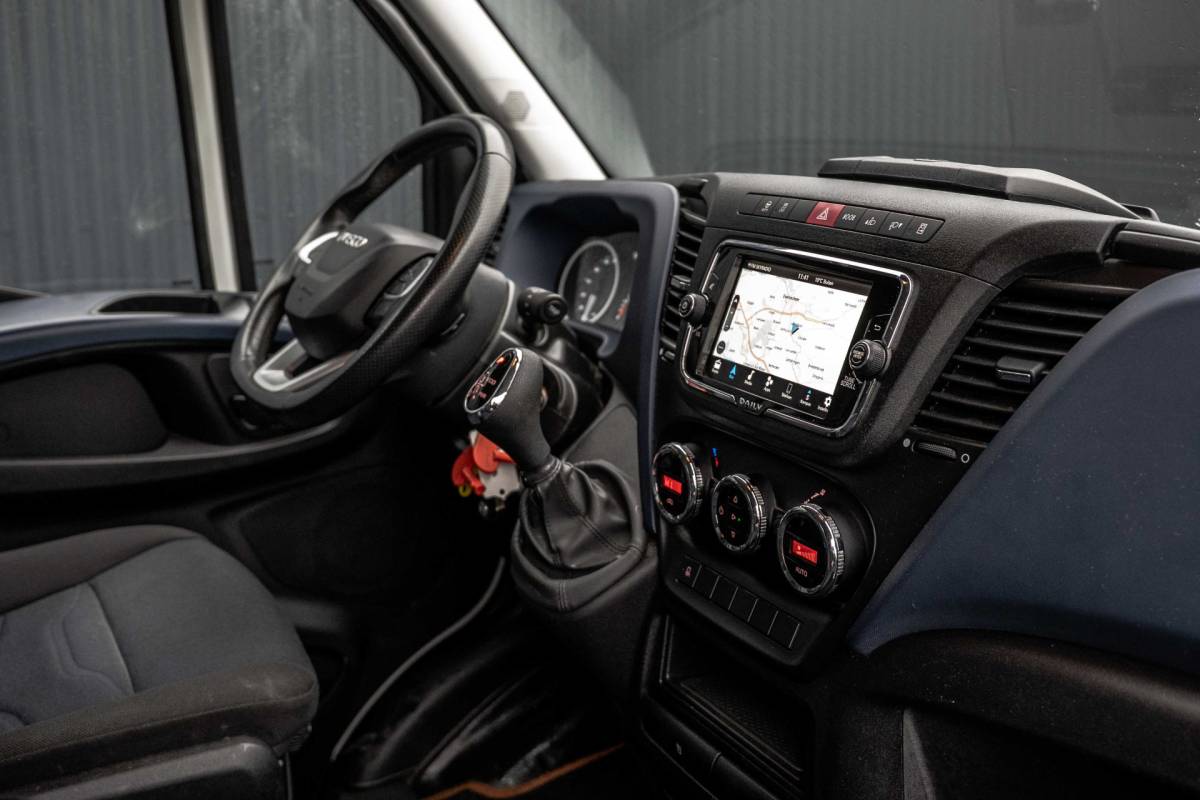 Iveco Daily Iveco Daily 35C18 | Bakwagen met laadklep | N1 | Automaat | Trekhaak | Cruise | 180PK | Euro 6 | Climatronic |