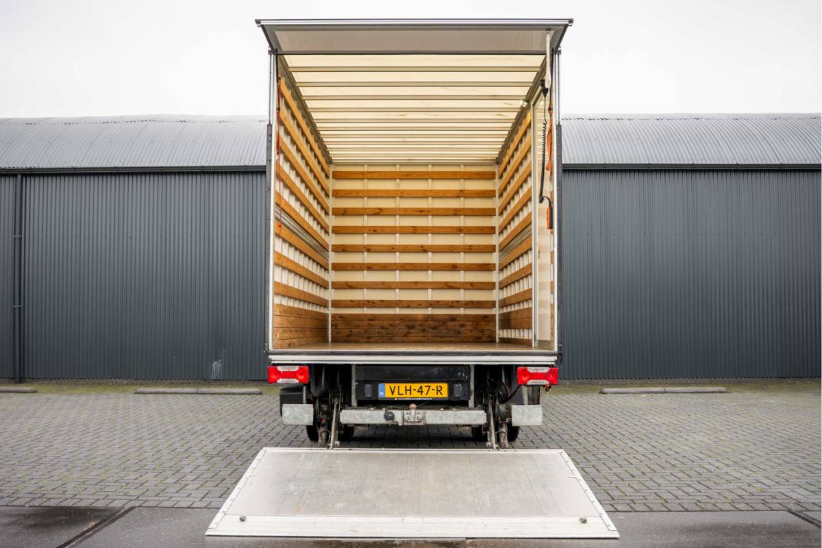 Iveco Daily Iveco Daily 35C18 | Bakwagen met laadklep | N1 | Automaat | Trekhaak | Cruise | 180PK | Euro 6 | Climatronic |
