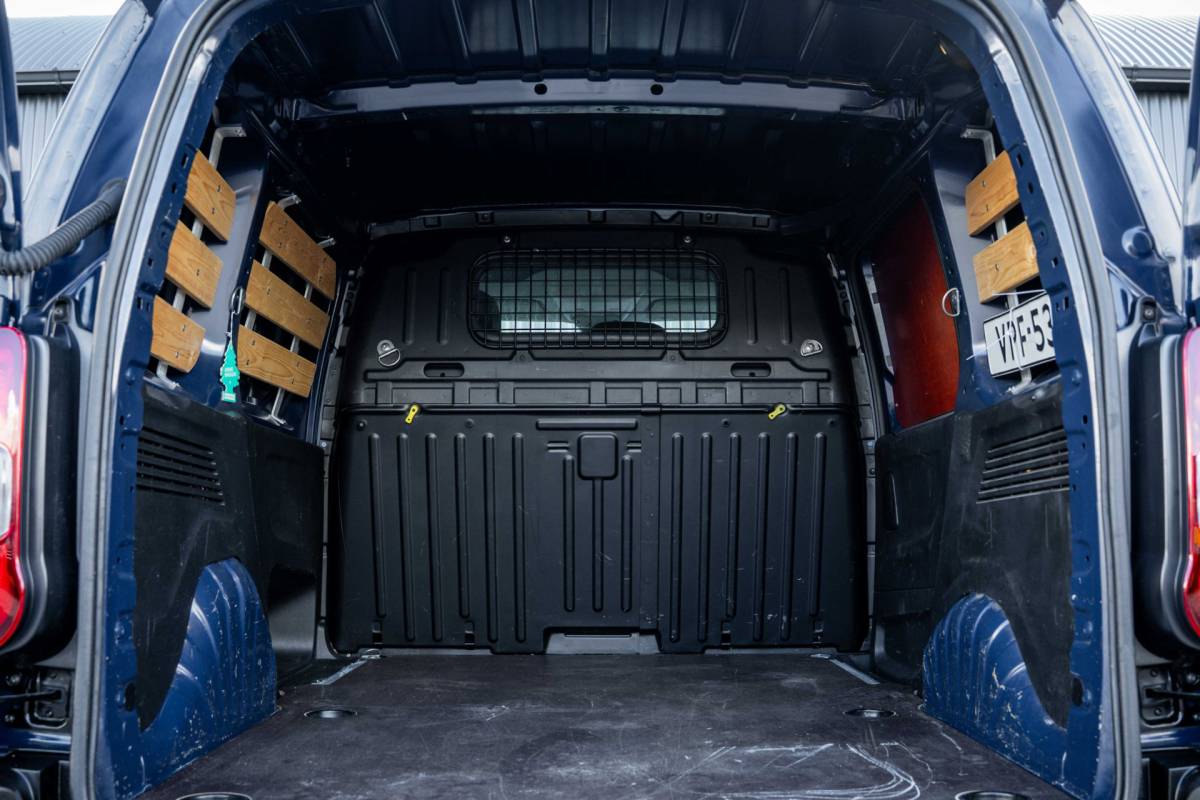 Peugeot Partner Peugeot Partner 1.5 BlueHDi 100PK | 3-Zits | Camera | Carplay | Cruise | PDC | Airco | Trekhaak