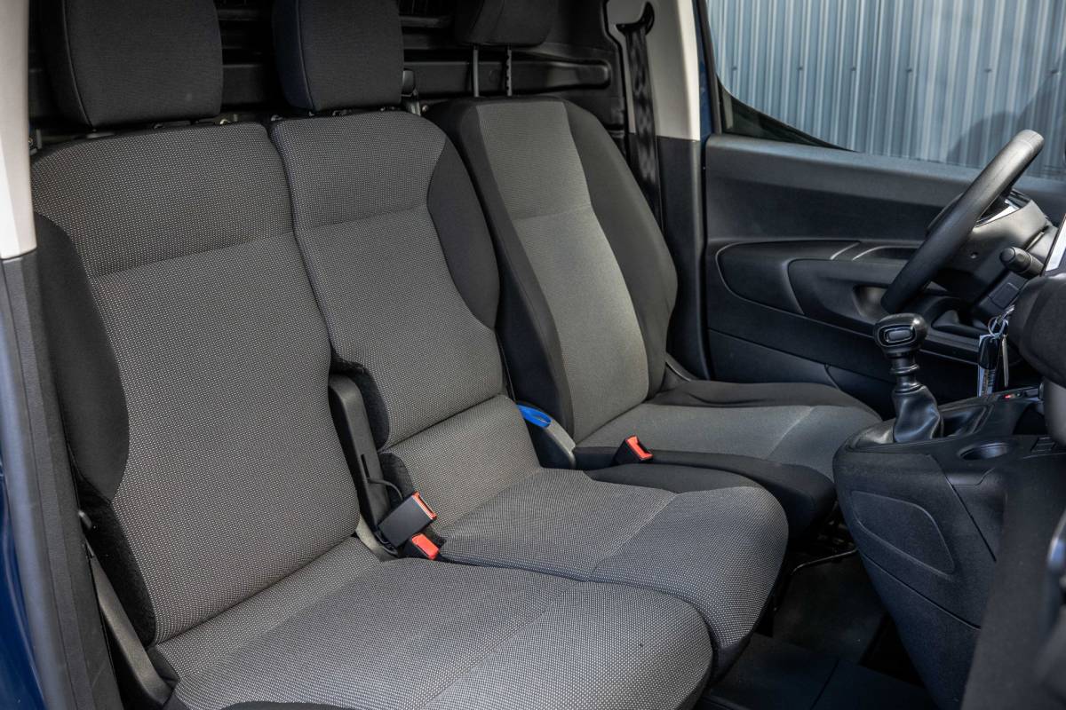 Peugeot Partner Peugeot Partner 1.5 BlueHDi 100PK | 3-Zits | Camera | Carplay | Cruise | PDC | Airco | Trekhaak