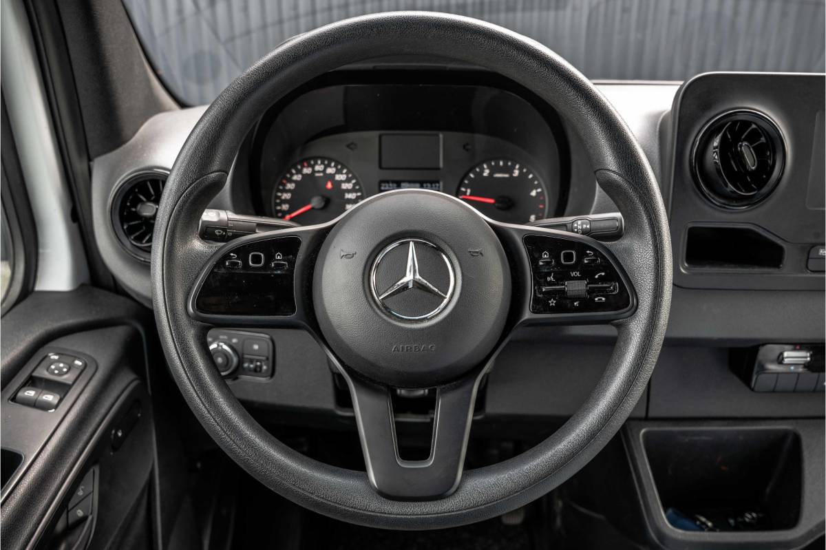 Mercedes-Benz Sprinter Mercedes-Benz Sprinter **317 CDI L2H2 | Automaat | 3-Zits | Camera | Carplay | Mbux | Climatronic | Trekhaak**