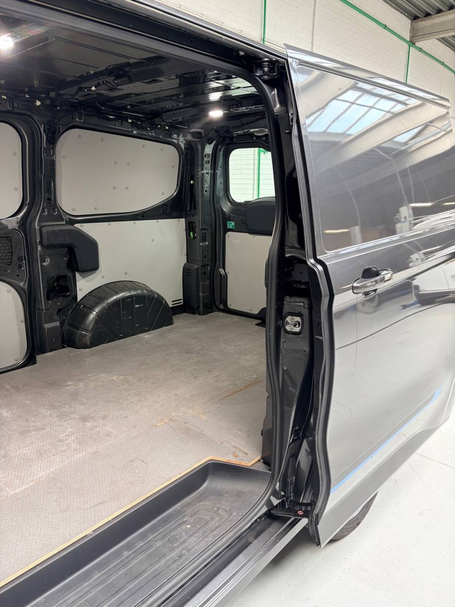 Ford Transit Custom Ford TRANSIT CUSTOM Automaat Sport AWD 4×4 320 2.0 TDCI 170pk L1H1 2xElek.Schuifdeur, Trekhaak, NEDERLANDSE BUS! 1STE EIGENAAR!