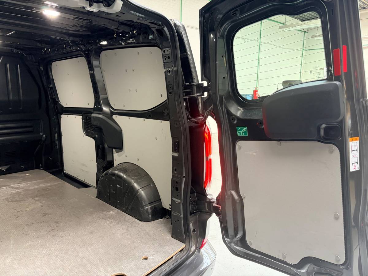 Ford Transit Custom Ford TRANSIT CUSTOM Automaat Sport AWD 4×4 320 2.0 TDCI 170pk L1H1 2xElek.Schuifdeur, Trekhaak, NEDERLANDSE BUS! 1STE EIGENAAR!