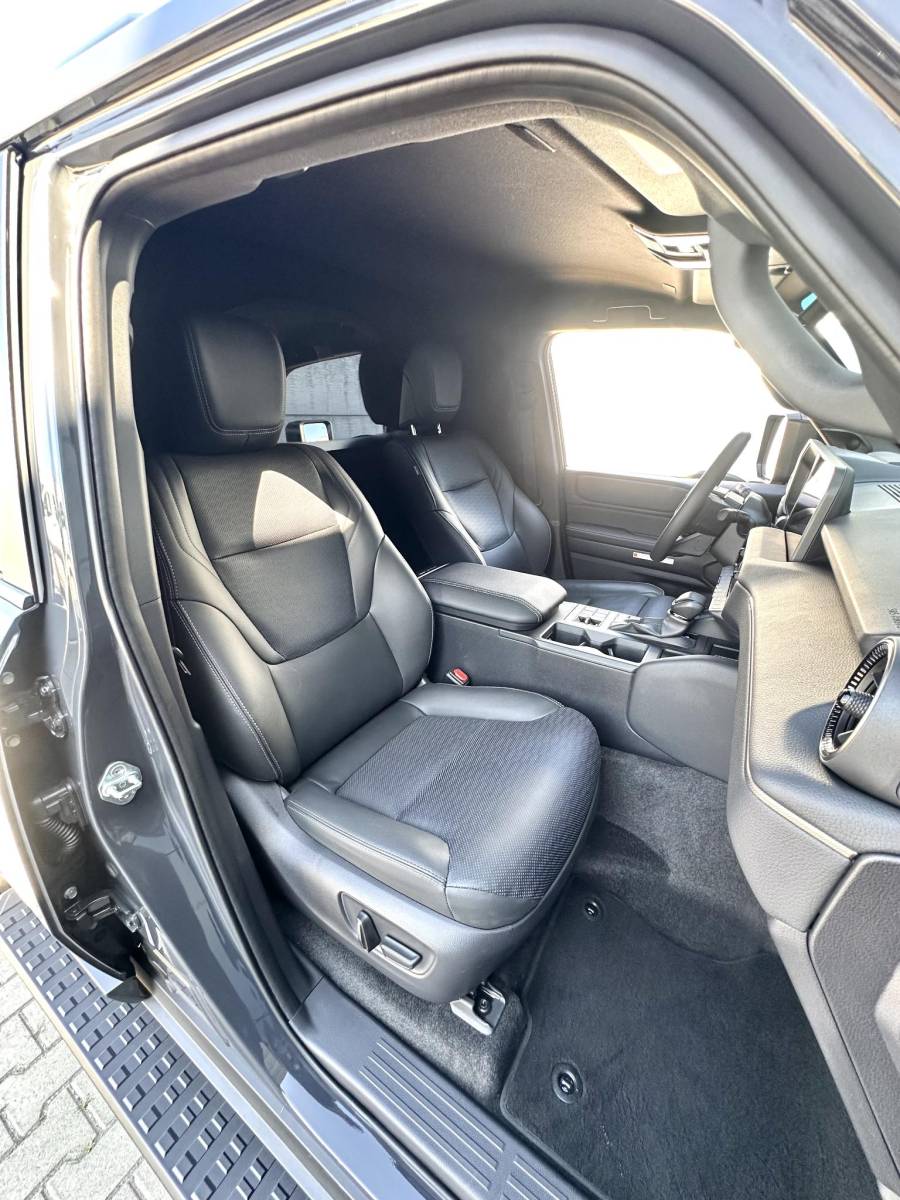 Toyota Land Cruiser Toyota Land Cruiser 2.8 D-4D landcruiser Blind Van Professional Executive Luxe Uitvoering!