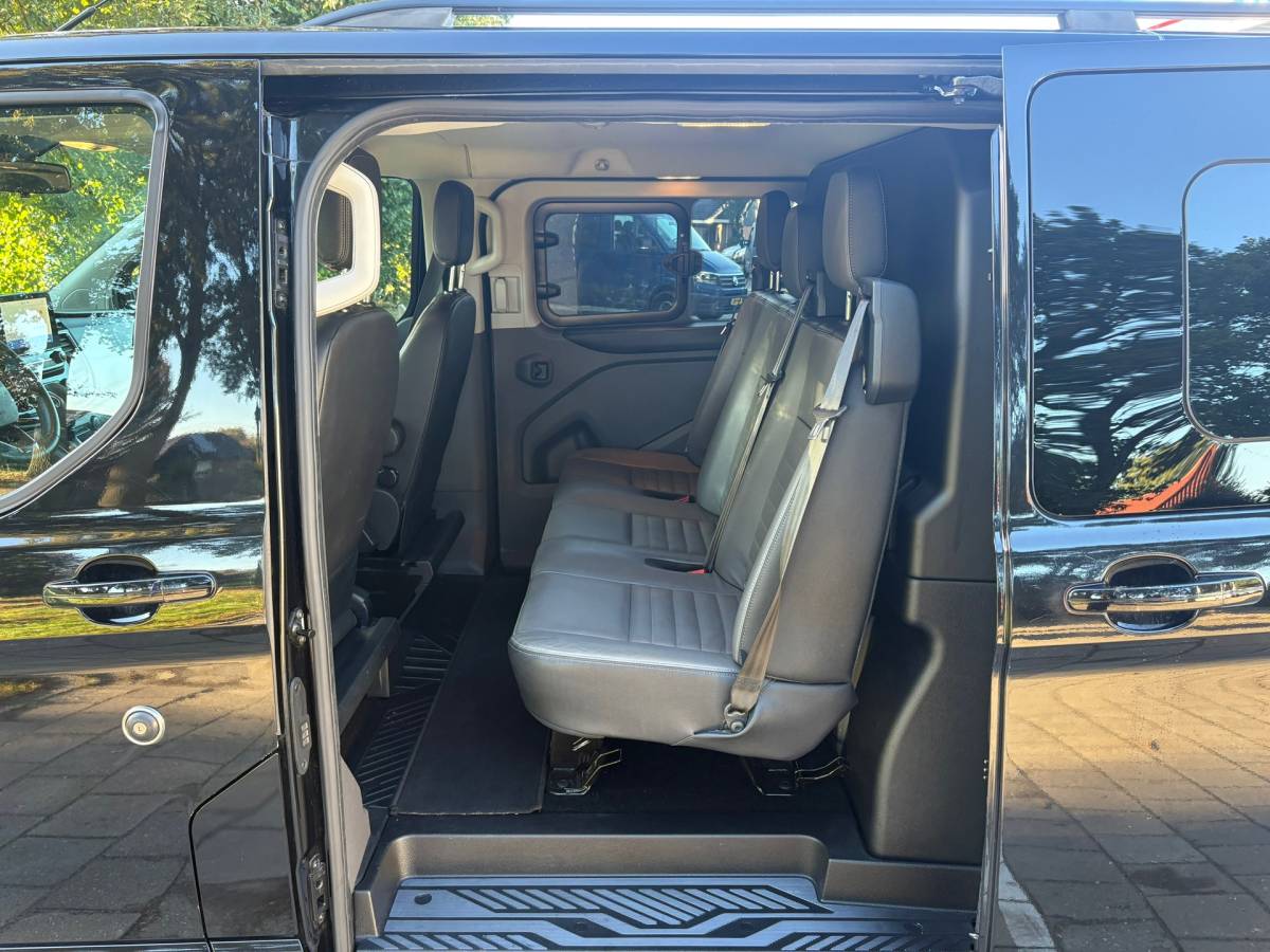 Ford Transit Custom Ford Transit Custom 300 2.0 TDCI L2H1 Limited DC170PK|DUBBELCABINE|automaat|ACC|stoelverwarming|trekhaak|blind spot|apple carplay