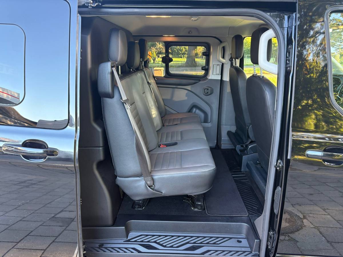 Ford Transit Custom Ford Transit Custom 300 2.0 TDCI L2H1 Limited DC170PK|DUBBELCABINE|automaat|ACC|stoelverwarming|trekhaak|blind spot|apple carplay
