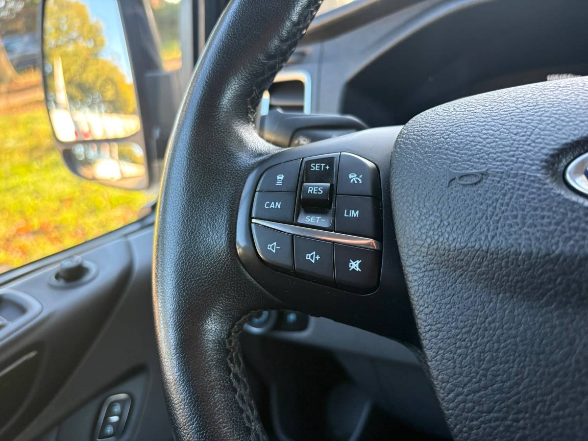 Ford Transit Custom Ford Transit Custom 300 2.0 TDCI L2H1 Limited DC170PK|DUBBELCABINE|automaat|ACC|stoelverwarming|trekhaak|blind spot|apple carplay