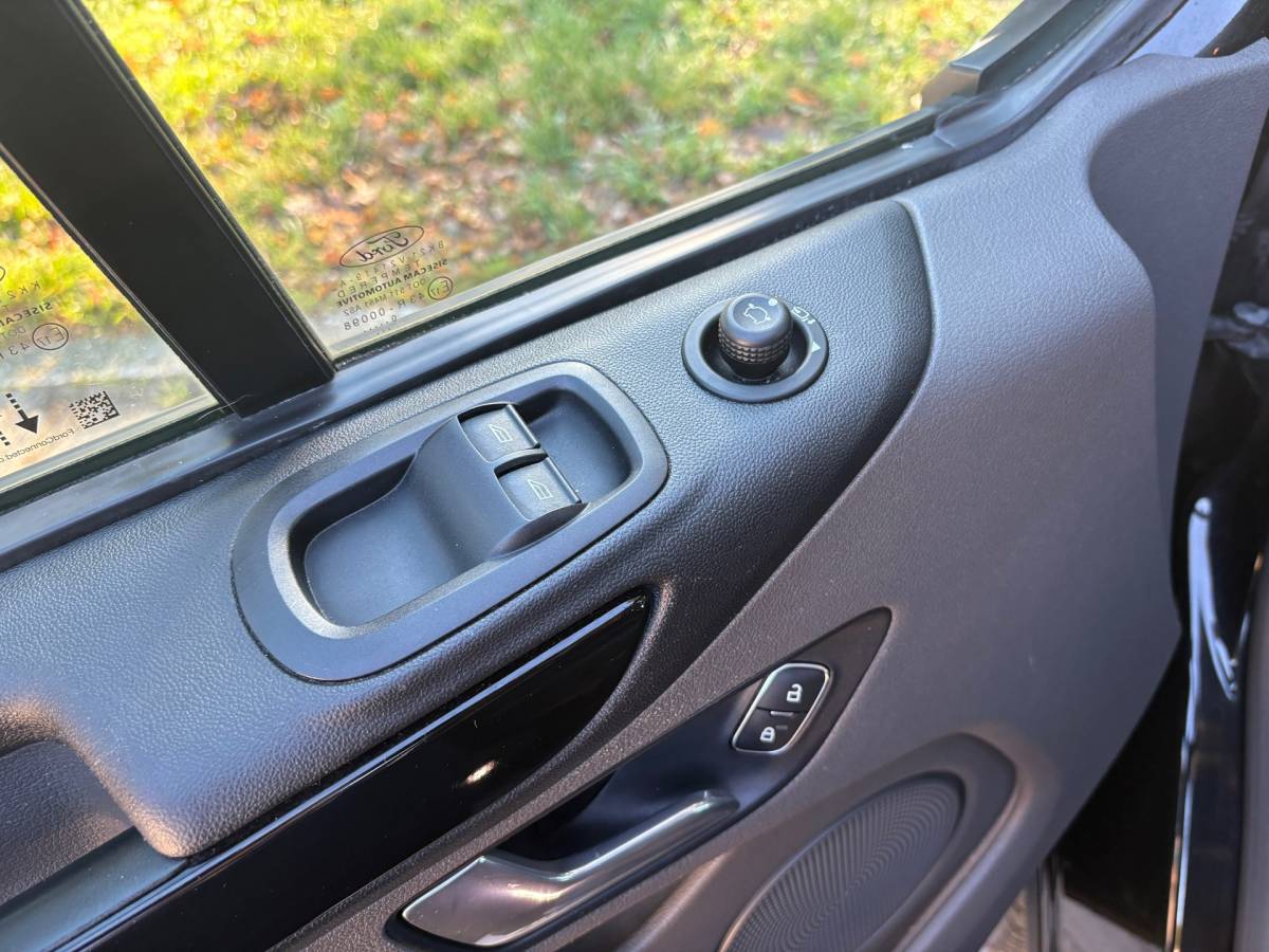 Ford Transit Custom Ford Transit Custom 300 2.0 TDCI L2H1 Limited DC170PK|DUBBELCABINE|automaat|ACC|stoelverwarming|trekhaak|blind spot|apple carplay