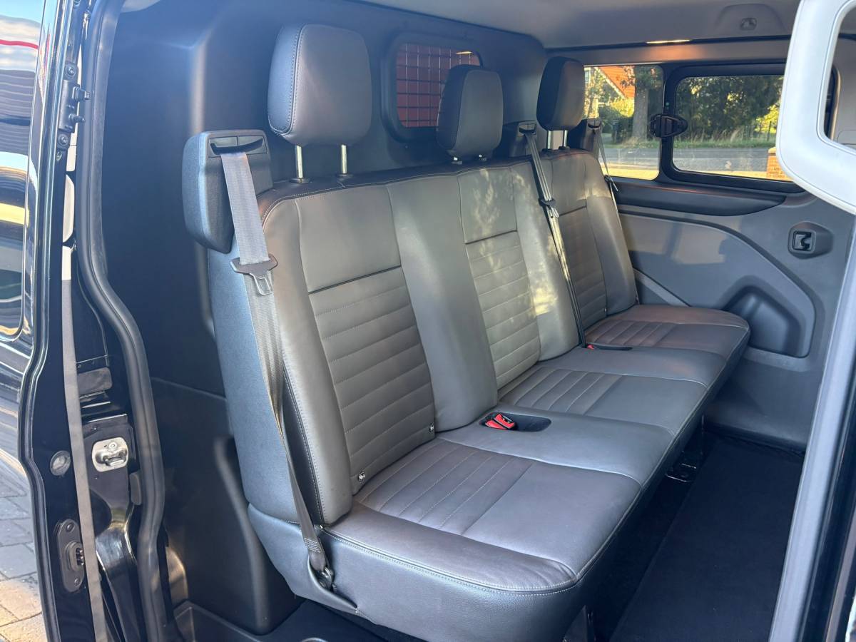 Ford Transit Custom Ford Transit Custom 300 2.0 TDCI L2H1 Limited DC170PK|DUBBELCABINE|automaat|ACC|stoelverwarming|trekhaak|blind spot|apple carplay