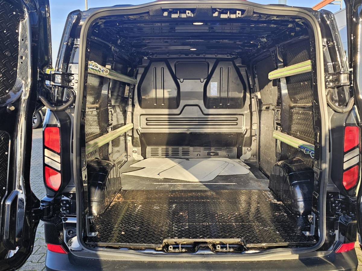 Ford Transit Custom Ford Transit Custom 320 2.0 TDCI L1H1 Trend 136 pk | Adaptive cruise | LED | Dodehoekdetectie | Achteruitrijcamera | Stoelverwarming | Zéér netjes | Uitgebreide fotoreportage volgt!
