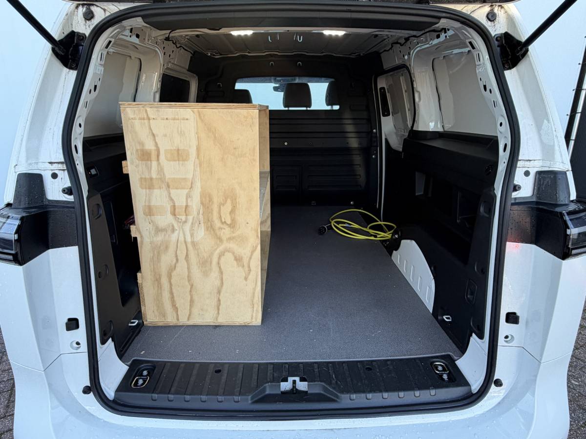 Volkswagen ID. Buzz Cargo Volkswagen 3-Pers ID. Buzz Cargo 77kWh Trekhaak Adap.Cruise Carplay Camera Orig.NL 1998KM!