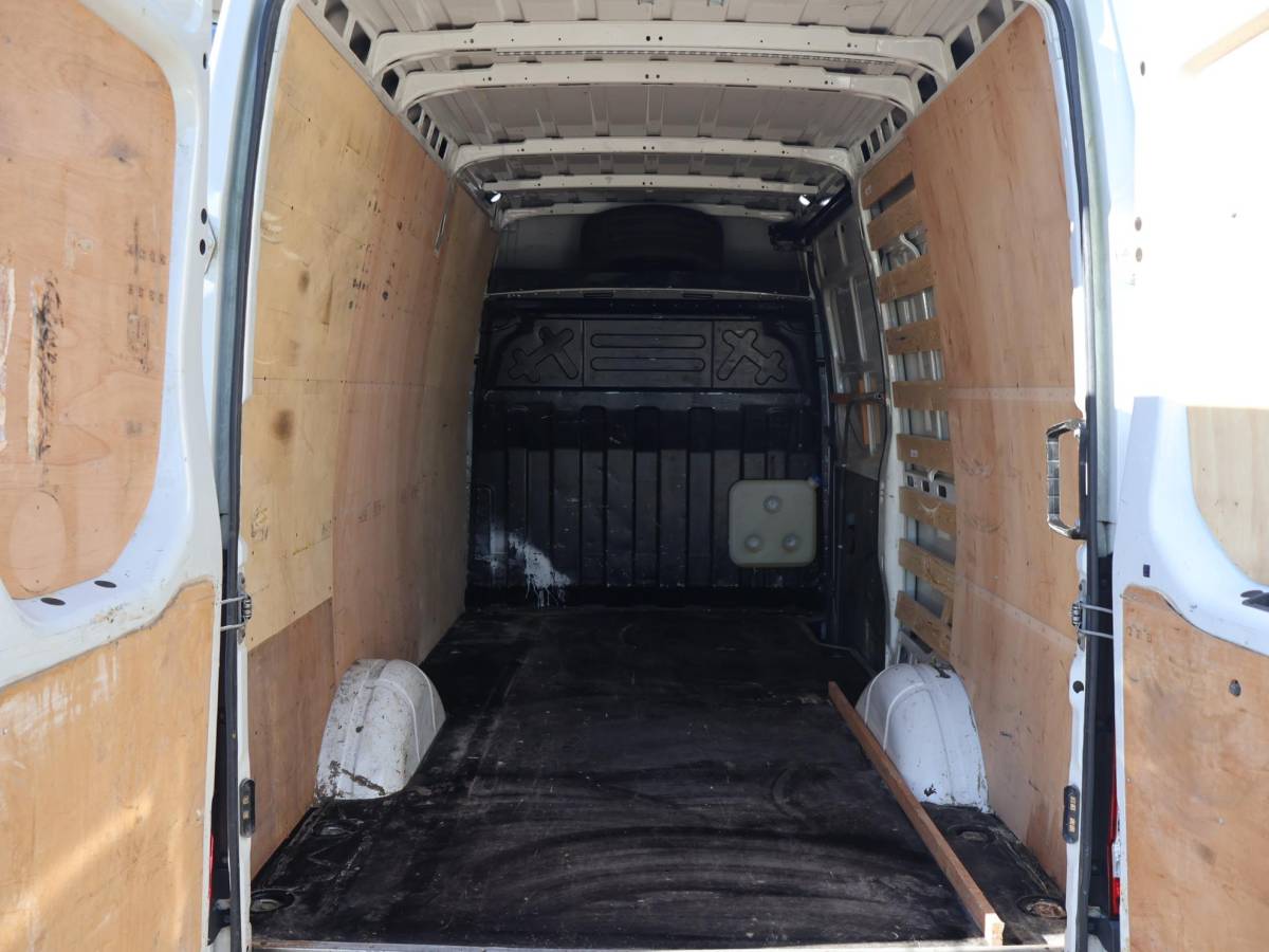 Iveco Daily Iveco Daily 3520L 3.0 180 PK AUT8. +TREKHAAK 3500 KG | CARPLAY | STANDKACHEL | CAMERA