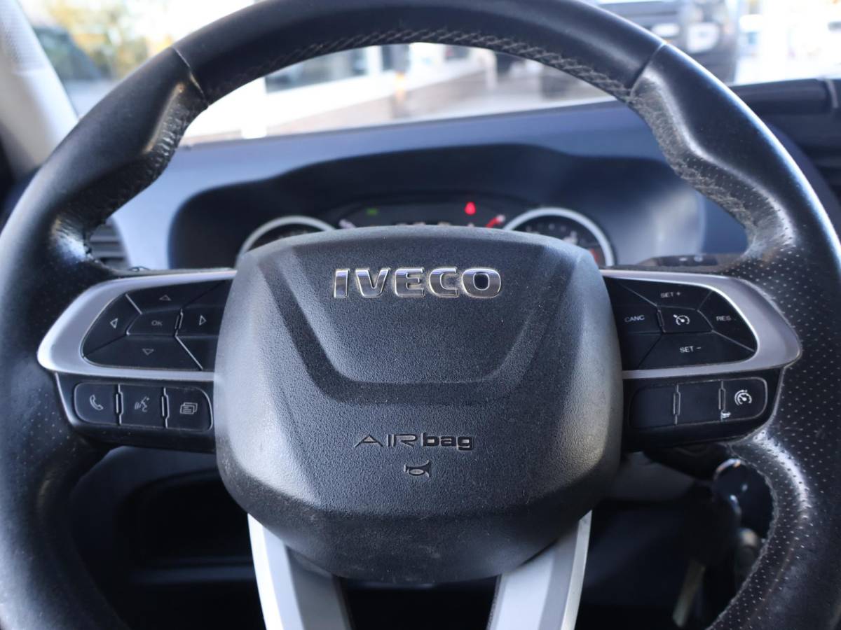 Iveco Daily Iveco Daily 3520L 3.0 180 PK AUT8. +TREKHAAK 3500 KG | CARPLAY | STANDKACHEL | CAMERA