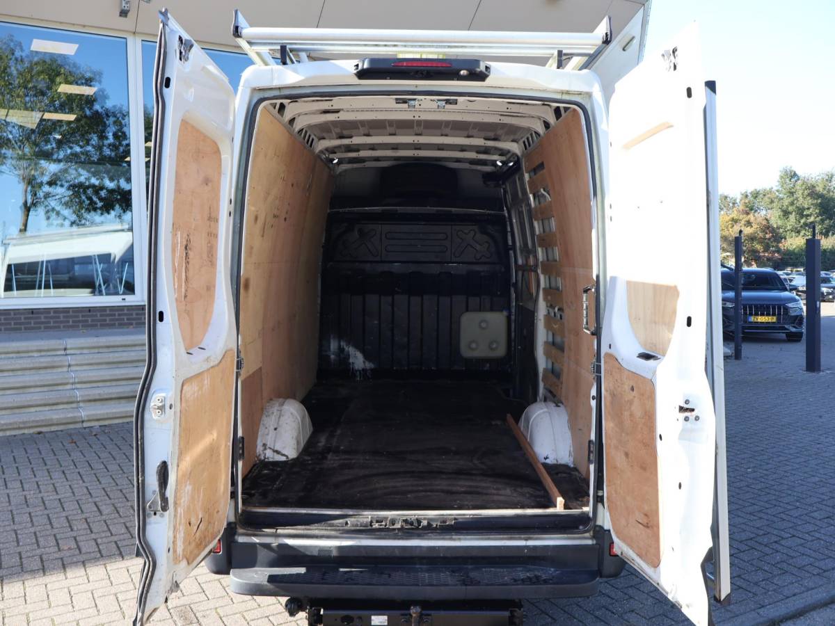 Iveco Daily Iveco Daily 3520L 3.0 180 PK AUT8. +TREKHAAK 3500 KG | CARPLAY | STANDKACHEL | CAMERA