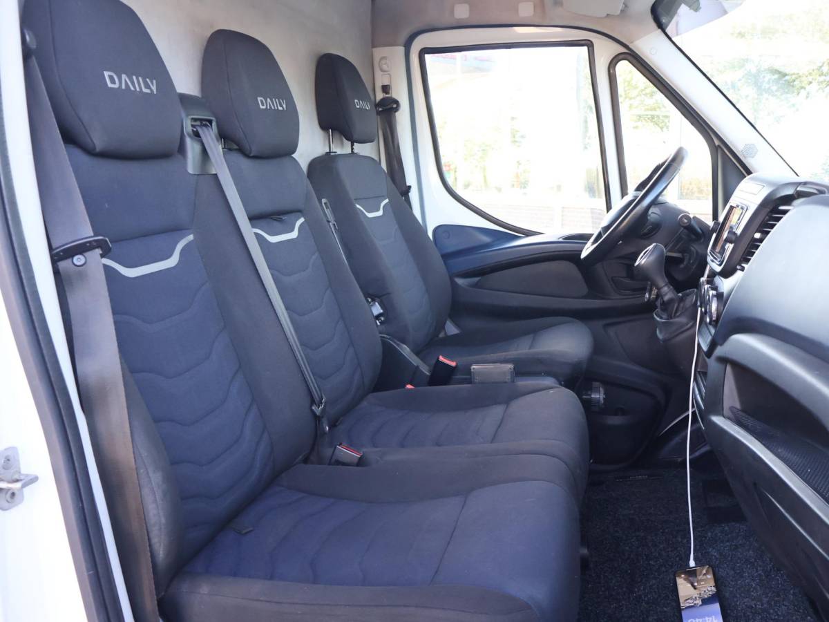 Iveco Daily Iveco Daily 3520L 3.0 180 PK AUT8. +TREKHAAK 3500 KG | CARPLAY | STANDKACHEL | CAMERA