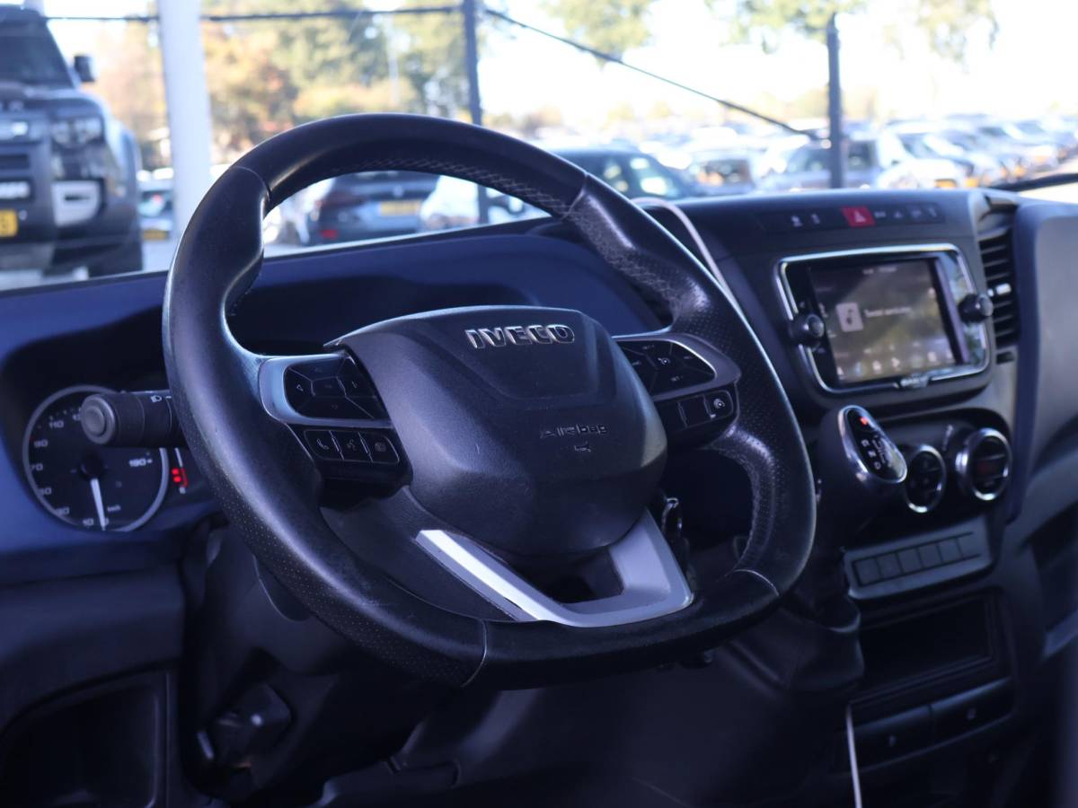 Iveco Daily Iveco Daily 3520L 3.0 180 PK AUT8. +TREKHAAK 3500 KG | CARPLAY | STANDKACHEL | CAMERA
