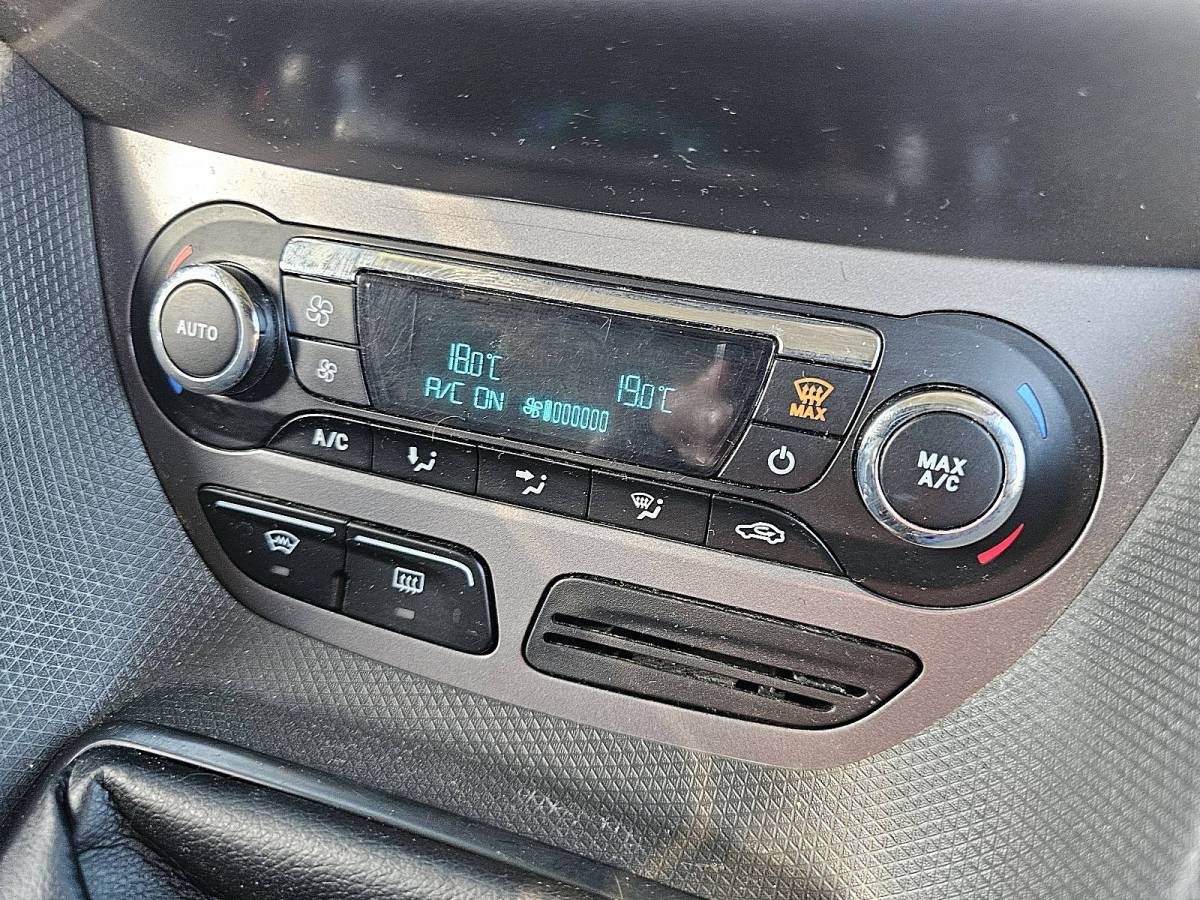 Ford Transit Connect FORD TRANSIT CONNECT 1.5 lang, airco, navi, pdc, trekhaak, metallic